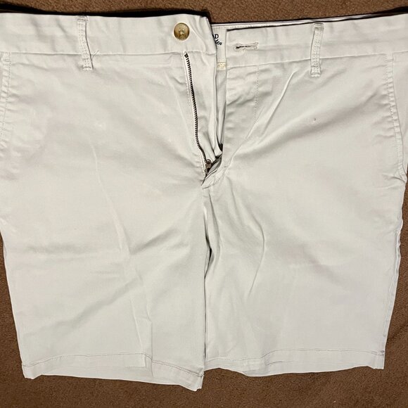 Izod Saltwater shorts - Picture 1 of 3